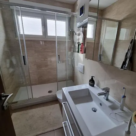 Charming Apartment, 2 Garage Parking * Split