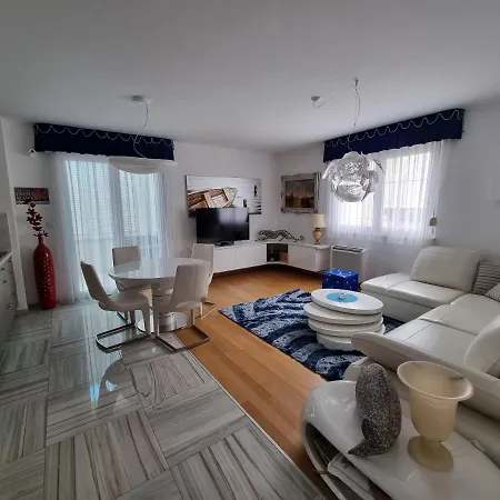 Charming Apartment, 2 Garage Parking Apartamento Split