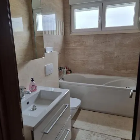 Charming Apartment, 2 Garage Parking * Split