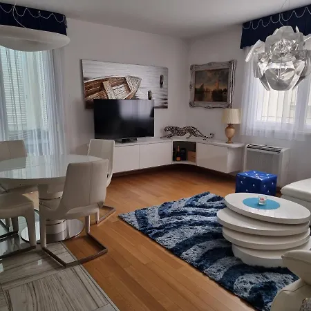 Charming Apartment, 2 Garage Parking Split