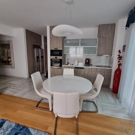 Charming Apartment, 2 Garage Parking Split