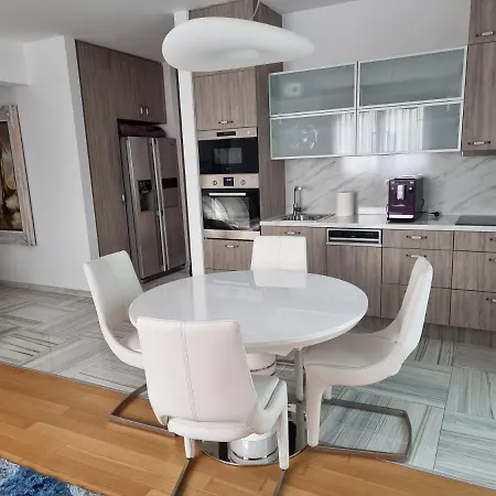 Charming Apartment, 2 Garage Parking Split